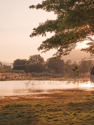 motor-home-under-big-tree-on-campground-by-the-lak-2026